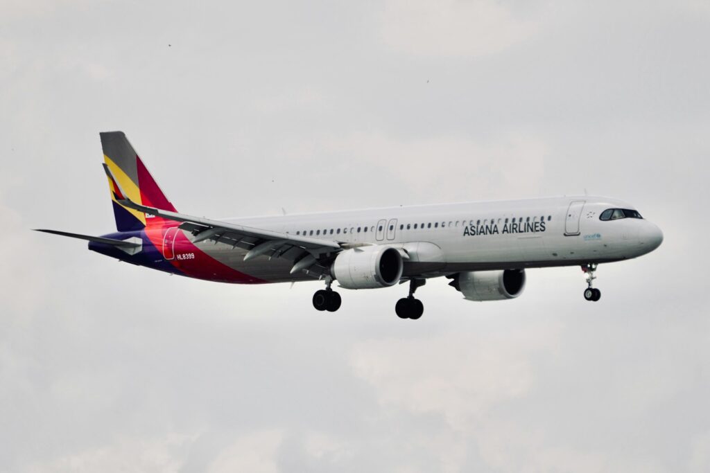 Photo by Pham Huynh  Tuan Vy: https://www.pexels.com/photo/asiana-airlines-airbus-a321-mid-air-flight-32877119/